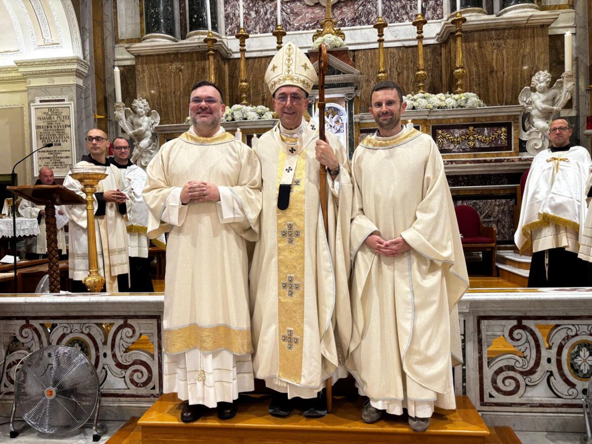 Il diacono fra Gianmarco Cellamare, l'Arcivescovo Metropolita Mons. Giuseppe Satriano e il Ministro Provinciale fra Nicola Violante